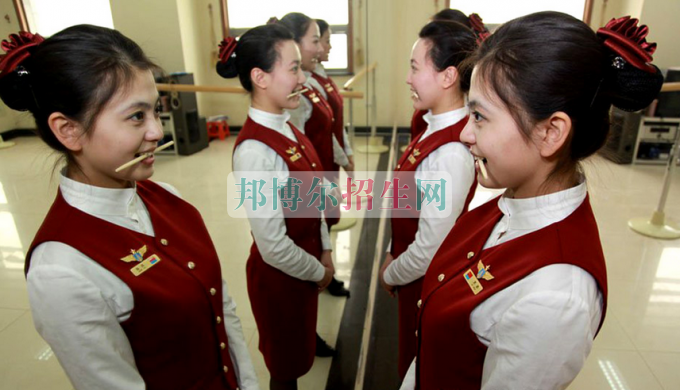 成都內(nèi)理科一?？罩谐藙?wù)大專學(xué)校