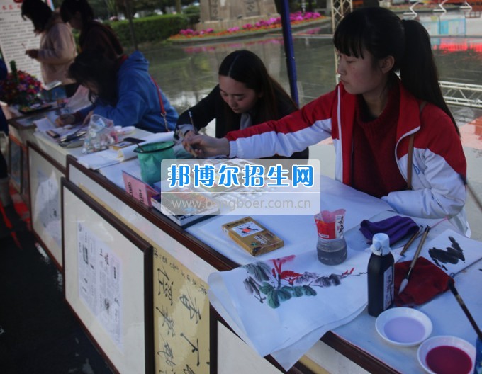 南充師范學(xué)?；ㄩ_(kāi)滿(mǎn)堂盛世春——南充師范歡慶“三八”節(jié)
