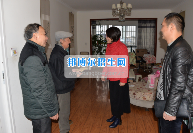 川南幼兒師范高等?？茖W(xué)校領(lǐng)導(dǎo)帶隊(duì)慰問生活困難教職工、老黨員和老干部