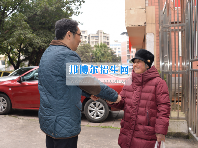 川南幼兒師范高等?？茖W(xué)校領(lǐng)導(dǎo)帶隊(duì)慰問生活困難教職工、老黨員和老干部