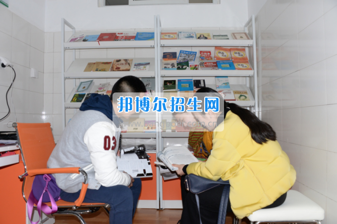川南幼兒師范高等專(zhuān)科學(xué)校黨團(tuán)工作站、圖書(shū)漂流站在學(xué)生公寓正式運(yùn)行
