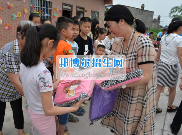 川南幼兒師范高等?？茖W(xué)校在前進(jìn)村留守兒童之家舉行慶“六一“活動