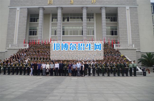 四川管理職業(yè)學(xué)院國(guó)旗隊(duì)參加四川省高校國(guó)旗護(hù)衛(wèi)隊(duì)會(huì)操交流活動(dòng)  為慶祝中國(guó)人民解放軍建軍90周年，推進(jìn)西南地區(qū)高校國(guó)旗文化的發(fā)展，持續(xù)發(fā)揮升旗儀式的教育引導(dǎo)作用，深化愛(ài)國(guó)主義教育，5月20日，我院國(guó)旗隊(duì)?wèi)?yīng)邀參加了由四川大學(xué)錦城學(xué)院發(fā)起的會(huì)操交流活動(dòng)。  全省28所高校的國(guó)旗護(hù)衛(wèi)隊(duì)，近千名國(guó)旗手齊聚一堂。在莊嚴(yán)的升旗儀式后，活動(dòng)進(jìn)入會(huì)操展示環(huán)節(jié)。我院國(guó)旗隊(duì)邁著整齊劃一的步伐走過(guò)主席臺(tái)，展示出了優(yōu)秀的訓(xùn)練水平和昂揚(yáng)的精神風(fēng)貌。當(dāng)天下午，在四川大學(xué)錦城學(xué)院大禮堂舉行了“以我火紅青春、譜寫(xiě)國(guó)旗禮贊”大學(xué)生升旗手文藝匯演。我院代表隊(duì)以優(yōu)雅的舞姿展現(xiàn)了大學(xué)生青春的風(fēng)采。表達(dá)了對(duì)祖國(guó)與學(xué)院的炙熱情感和嚴(yán)于律己的學(xué)習(xí)態(tài)度。  此次會(huì)操交流活動(dòng)，加強(qiáng)了省內(nèi)各高校國(guó)旗護(hù)衛(wèi)隊(duì)間的聯(lián)系，弘揚(yáng)了愛(ài)國(guó)、愛(ài)旗、護(hù)旗的精神，獲得了寶貴的經(jīng)驗(yàn)，明確了努力的方向。我院國(guó)旗隊(duì)的隊(duì)員們紛紛表示：要肩負(fù)起捍衛(wèi)國(guó)旗尊嚴(yán)、宣傳國(guó)旗文化的神圣使命!