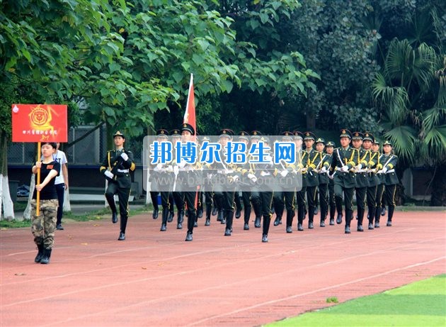 四川管理職業(yè)學(xué)院國(guó)旗隊(duì)參加四川省高校國(guó)旗護(hù)衛(wèi)隊(duì)會(huì)操交流活動(dòng)  為慶祝中國(guó)人民解放軍建軍90周年，推進(jìn)西南地區(qū)高校國(guó)旗文化的發(fā)展，持續(xù)發(fā)揮升旗儀式的教育引導(dǎo)作用，深化愛(ài)國(guó)主義教育，5月20日，我院國(guó)旗隊(duì)?wèi)?yīng)邀參加了由四川大學(xué)錦城學(xué)院發(fā)起的會(huì)操交流活動(dòng)。  全省28所高校的國(guó)旗護(hù)衛(wèi)隊(duì)，近千名國(guó)旗手齊聚一堂。在莊嚴(yán)的升旗儀式后，活動(dòng)進(jìn)入會(huì)操展示環(huán)節(jié)。我院國(guó)旗隊(duì)邁著整齊劃一的步伐走過(guò)主席臺(tái)，展示出了優(yōu)秀的訓(xùn)練水平和昂揚(yáng)的精神風(fēng)貌。當(dāng)天下午，在四川大學(xué)錦城學(xué)院大禮堂舉行了“以我火紅青春、譜寫(xiě)國(guó)旗禮贊”大學(xué)生升旗手文藝匯演。我院代表隊(duì)以優(yōu)雅的舞姿展現(xiàn)了大學(xué)生青春的風(fēng)采。表達(dá)了對(duì)祖國(guó)與學(xué)院的炙熱情感和嚴(yán)于律己的學(xué)習(xí)態(tài)度。  此次會(huì)操交流活動(dòng)，加強(qiáng)了省內(nèi)各高校國(guó)旗護(hù)衛(wèi)隊(duì)間的聯(lián)系，弘揚(yáng)了愛(ài)國(guó)、愛(ài)旗、護(hù)旗的精神，獲得了寶貴的經(jīng)驗(yàn)，明確了努力的方向。我院國(guó)旗隊(duì)的隊(duì)員們紛紛表示：要肩負(fù)起捍衛(wèi)國(guó)旗尊嚴(yán)、宣傳國(guó)旗文化的神圣使命!