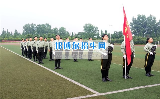 四川管理職業(yè)學(xué)院國(guó)旗隊(duì)參加四川省高校國(guó)旗護(hù)衛(wèi)隊(duì)會(huì)操交流活動(dòng)  為慶祝中國(guó)人民解放軍建軍90周年，推進(jìn)西南地區(qū)高校國(guó)旗文化的發(fā)展，持續(xù)發(fā)揮升旗儀式的教育引導(dǎo)作用，深化愛(ài)國(guó)主義教育，5月20日，我院國(guó)旗隊(duì)?wèi)?yīng)邀參加了由四川大學(xué)錦城學(xué)院發(fā)起的會(huì)操交流活動(dòng)。  全省28所高校的國(guó)旗護(hù)衛(wèi)隊(duì)，近千名國(guó)旗手齊聚一堂。在莊嚴(yán)的升旗儀式后，活動(dòng)進(jìn)入會(huì)操展示環(huán)節(jié)。我院國(guó)旗隊(duì)邁著整齊劃一的步伐走過(guò)主席臺(tái)，展示出了優(yōu)秀的訓(xùn)練水平和昂揚(yáng)的精神風(fēng)貌。當(dāng)天下午，在四川大學(xué)錦城學(xué)院大禮堂舉行了“以我火紅青春、譜寫(xiě)國(guó)旗禮贊”大學(xué)生升旗手文藝匯演。我院代表隊(duì)以優(yōu)雅的舞姿展現(xiàn)了大學(xué)生青春的風(fēng)采。表達(dá)了對(duì)祖國(guó)與學(xué)院的炙熱情感和嚴(yán)于律己的學(xué)習(xí)態(tài)度。  此次會(huì)操交流活動(dòng)，加強(qiáng)了省內(nèi)各高校國(guó)旗護(hù)衛(wèi)隊(duì)間的聯(lián)系，弘揚(yáng)了愛(ài)國(guó)、愛(ài)旗、護(hù)旗的精神，獲得了寶貴的經(jīng)驗(yàn)，明確了努力的方向。我院國(guó)旗隊(duì)的隊(duì)員們紛紛表示：要肩負(fù)起捍衛(wèi)國(guó)旗尊嚴(yán)、宣傳國(guó)旗文化的神圣使命!