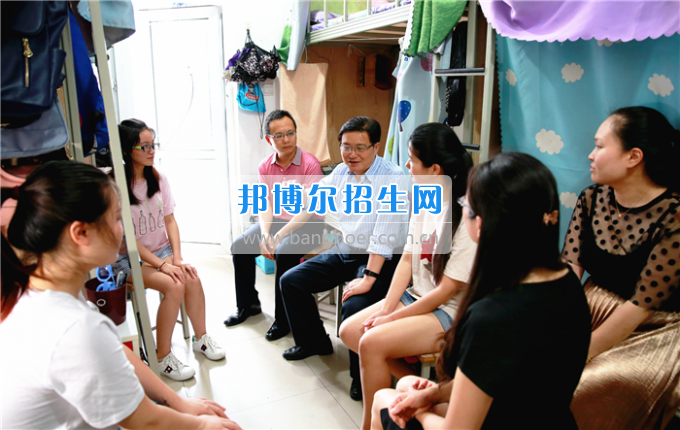 成都中醫(yī)藥大學領導走訪慰問老黨員、困難黨員和群眾代表