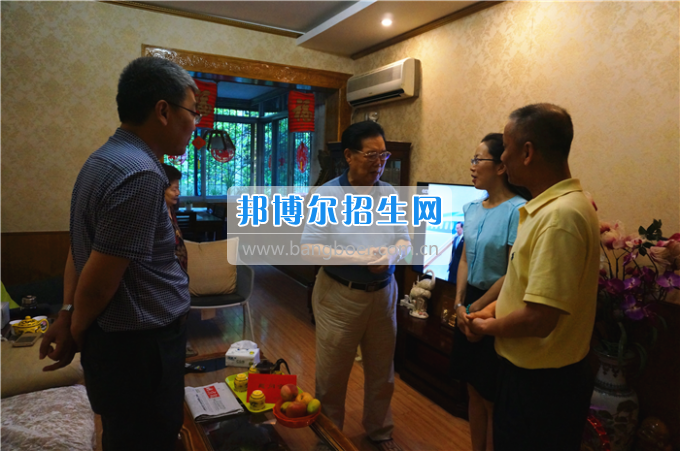 成都中醫(yī)藥大學領導走訪慰問老黨員、困難黨員和群眾代表