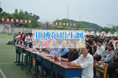 　　我校隆重舉行2017年預備班學生“各展所長，揚帆起航”文藝匯演  　　為了豐富同學們的課余生活，提高同學們的文藝素養(yǎng)，增強班級間的凝聚力和親和力。6月2日晚，我校在球類運動場舉辦了預備班“各展所長，揚帆起航”學生文藝匯演，全體預備班學生和職高部學生共800多名以及20多名教職工觀看了演出。  　　此次文藝匯演的節(jié)目內容形式多樣、內容豐富，激情的開場舞——《GOODBOY》中拉開了帷幕，伴隨著一陣陣掌聲，歌舞、小品、朗誦、相聲等精心準備的22個精彩的節(jié)目為觀眾呈現(xiàn)了一道豐富的視聽盛宴，最后全體師生齊唱的《難忘今宵》把本場文藝匯演推向了高潮，掌聲和歡呼聲此起彼伏，臺上臺下成了一片激情四溢的海洋，本場文藝匯演畫上了圓滿的句號。  　　此次文藝匯演演出的成功舉辦，充分彰顯了我校預備班學生的個性，讓預備班學生充分感受到育才職高的魅力。