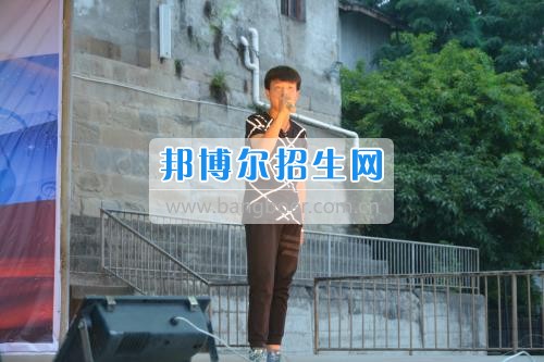 　　我校隆重舉行2017年預備班學生“各展所長，揚帆起航”文藝匯演  　　為了豐富同學們的課余生活，提高同學們的文藝素養(yǎng)，增強班級間的凝聚力和親和力。6月2日晚，我校在球類運動場舉辦了預備班“各展所長，揚帆起航”學生文藝匯演，全體預備班學生和職高部學生共800多名以及20多名教職工觀看了演出。  　　此次文藝匯演的節(jié)目內容形式多樣、內容豐富，激情的開場舞——《GOODBOY》中拉開了帷幕，伴隨著一陣陣掌聲，歌舞、小品、朗誦、相聲等精心準備的22個精彩的節(jié)目為觀眾呈現(xiàn)了一道豐富的視聽盛宴，最后全體師生齊唱的《難忘今宵》把本場文藝匯演推向了高潮，掌聲和歡呼聲此起彼伏，臺上臺下成了一片激情四溢的海洋，本場文藝匯演畫上了圓滿的句號。  　　此次文藝匯演演出的成功舉辦，充分彰顯了我校預備班學生的個性，讓預備班學生充分感受到育才職高的魅力。