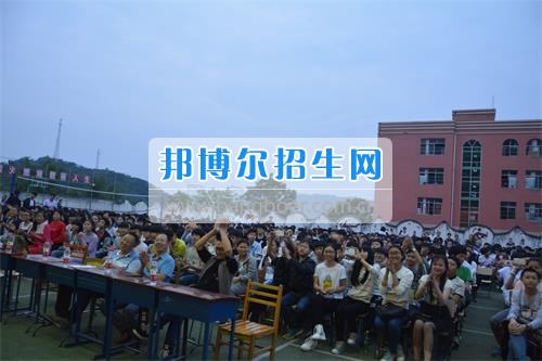 　　我校隆重舉行2017年預備班學生“各展所長，揚帆起航”文藝匯演  　　為了豐富同學們的課余生活，提高同學們的文藝素養(yǎng)，增強班級間的凝聚力和親和力。6月2日晚，我校在球類運動場舉辦了預備班“各展所長，揚帆起航”學生文藝匯演，全體預備班學生和職高部學生共800多名以及20多名教職工觀看了演出。  　　此次文藝匯演的節(jié)目內容形式多樣、內容豐富，激情的開場舞——《GOODBOY》中拉開了帷幕，伴隨著一陣陣掌聲，歌舞、小品、朗誦、相聲等精心準備的22個精彩的節(jié)目為觀眾呈現(xiàn)了一道豐富的視聽盛宴，最后全體師生齊唱的《難忘今宵》把本場文藝匯演推向了高潮，掌聲和歡呼聲此起彼伏，臺上臺下成了一片激情四溢的海洋，本場文藝匯演畫上了圓滿的句號。  　　此次文藝匯演演出的成功舉辦，充分彰顯了我校預備班學生的個性，讓預備班學生充分感受到育才職高的魅力。