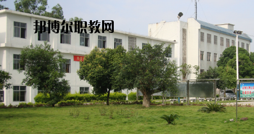 合山職業(yè)技術(shù)學(xué)校2020年報名條件、招生要求、招生對象