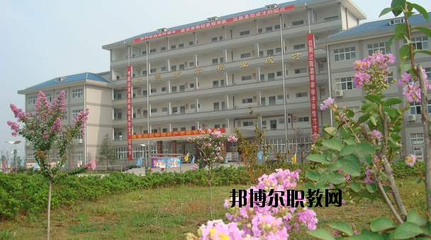 鄂州經(jīng)貿(mào)學校2020年報名條件、招生要求、招生對象