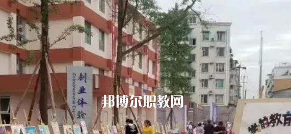 天府成人中等專業(yè)學校2022年學費、收費多少