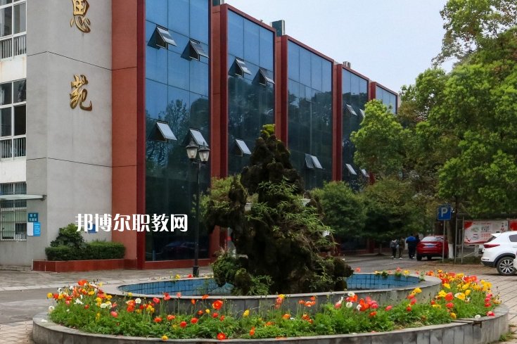 黔西南州英才職業(yè)技術(shù)學校2022年招生辦聯(lián)系電話