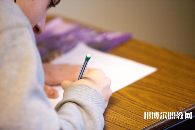 江西哪里的中專學(xué)校能讀陶瓷設(shè)計(jì)專業(yè)