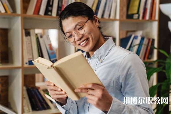 河南哪里的中專學校能讀化妝專業(yè)