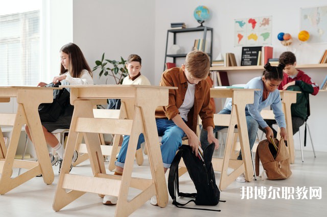 河南哪里的中專學(xué)校能讀高鐵服務(wù)專業(yè)