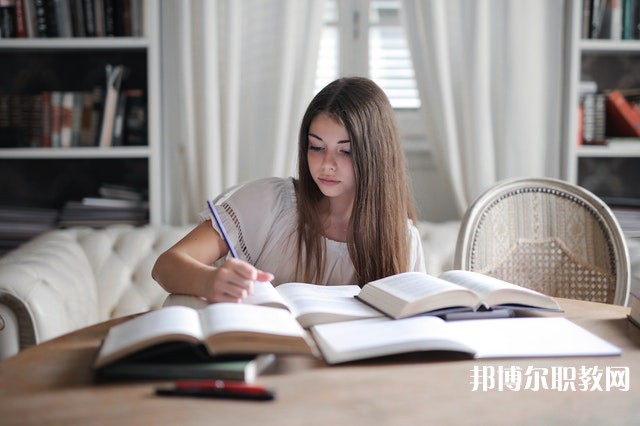 廣西哪里的中職學校能讀時尚工藝品設計專業(yè)