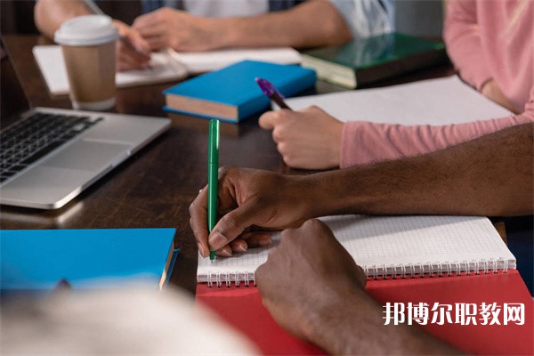 四川哪里的職業(yè)學(xué)校能讀美容美發(fā)與形象設(shè)計(jì)專(zhuān)業(yè)