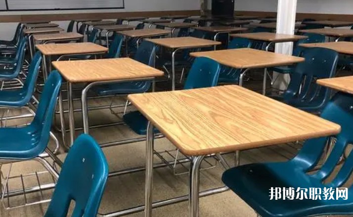 成都2025年鐵路學校中專升大?？际裁? width=